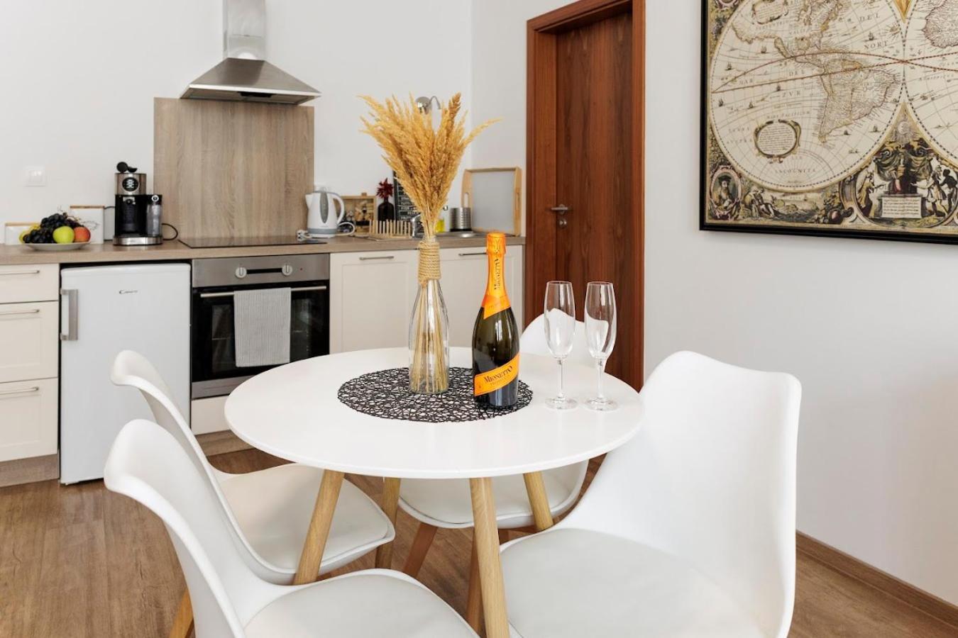 Diamond Residence In Old Town With Free Parking Bratislava Buitenkant foto